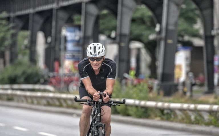 Rennradfahrer auf der Straße